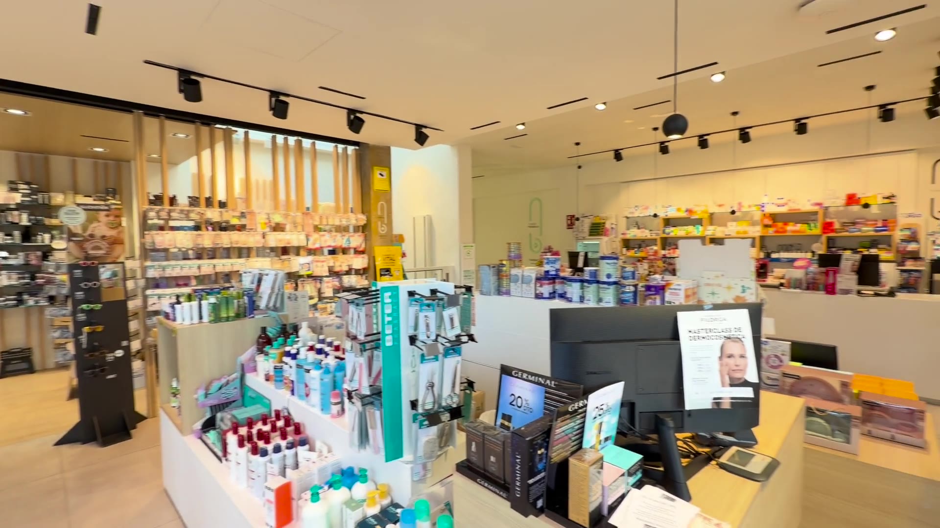 Mostrador de atención de Farmacia Puerta de Boadilla