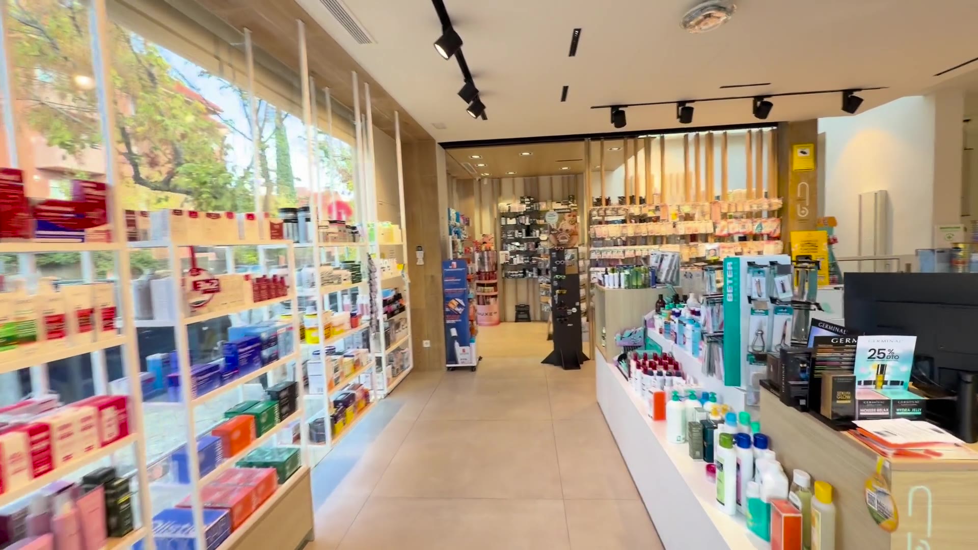 Zona de dermocosmética y parafarmacia de Farmacia Puerta de Boadilla